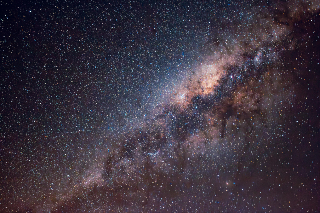 O Telescópio Espacial James Webb revelou novos e detalhados vislumbres do centro da Via Láctea; confira