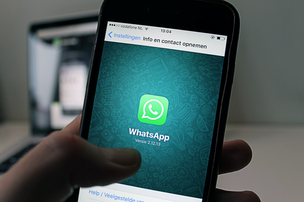 O WhatsApp anunciou a liberação de uma nova funcionalidade no iOS que permite a verificação da conta por meio de e-mail